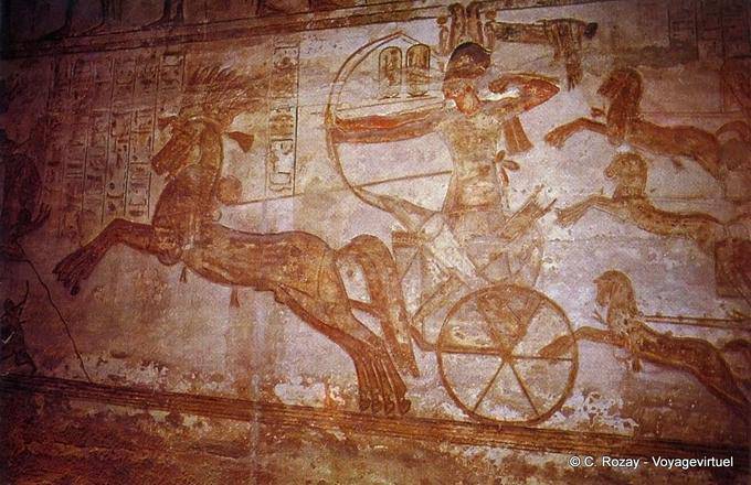 Ramses II em suas flechas dos carros, baixo-relevo, batalha Kadesh, Abu Simbel - Egipto
