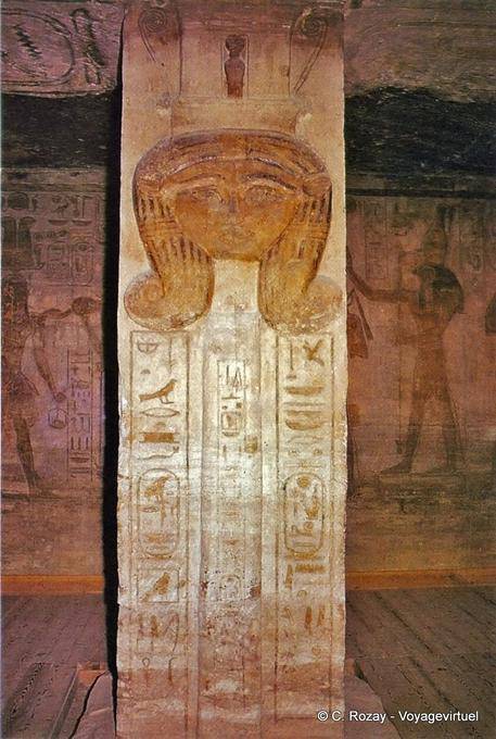 Pillar decorado com uma cabeça de Hathor, dentro das Speos Nefertari, Abu Simbel - Egipto