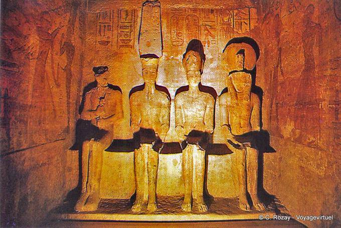 Estátuas do santuário, da esquerda para a direita Ptah (Memphis), Amon-Ra (Tebas), Ramsés II e Ra-Horakhty (Heliópolis), Grande Templo, Abu Simbel - Egipto