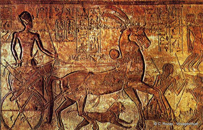 Batalha de Kadesh, Ramsés no seu carro com um leão pulando ao seu lado, templo Meha Abu Simbel - Egipto