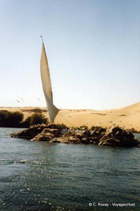 Vela Felucca escondido por uma ilha no Nilo, Assuão - Egipto