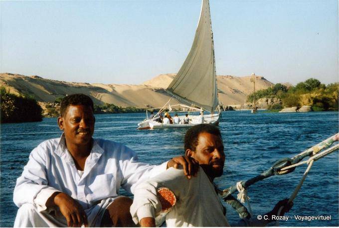 Felouquiers rindo, Assuão - Egipto