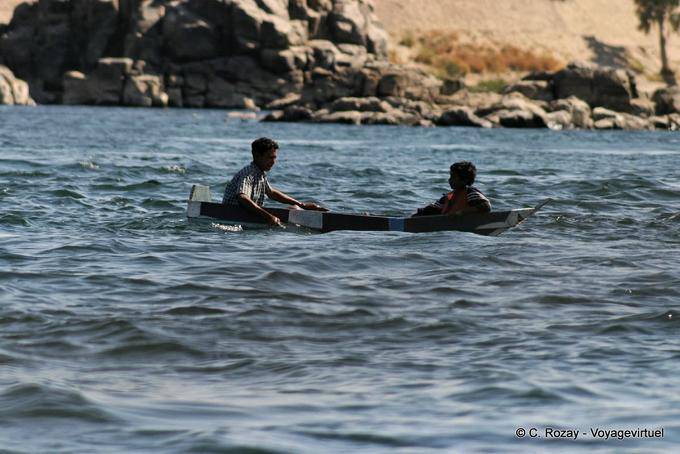 Crianças do Nilo em uma mini-boat, Assuão - Egipto