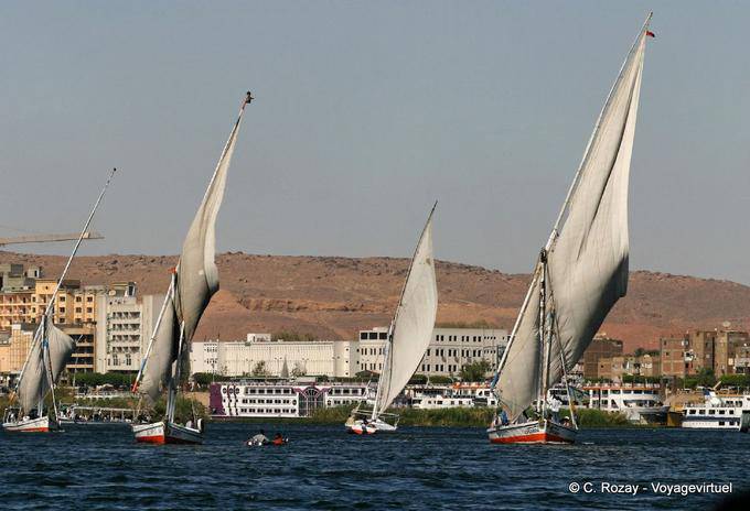 Feluccas girando ao vento, Assuão - Egipto