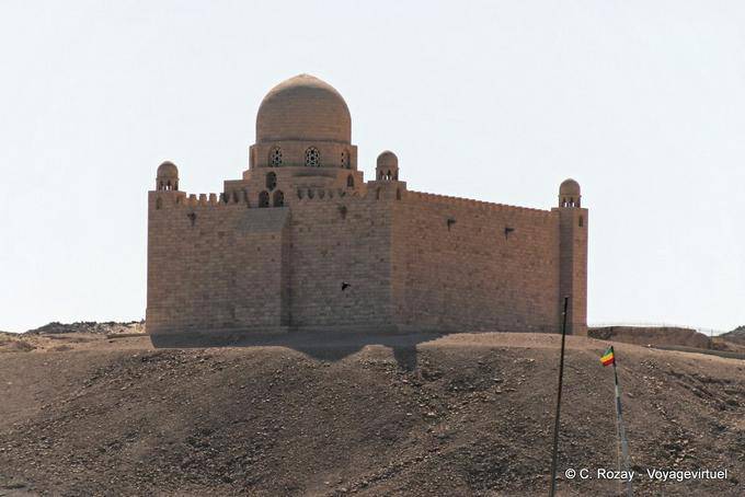 Novo estilo fatimida, o Mausoléu de Agha Khan, a margem esquerda do rio Nilo, Assuão - Egipto