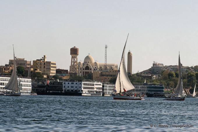 Opinião da catedral copta do Nilo, Assuão - Egipto