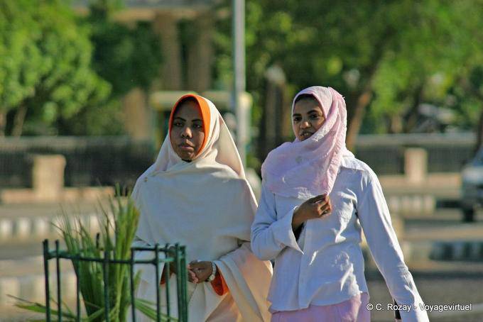 As mulheres jovens em uma rua Assuão - Egipto