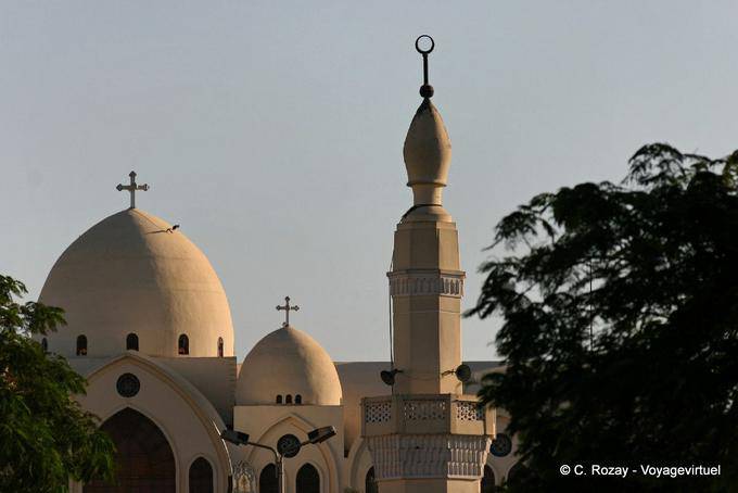 Cúpula da Igreja Copta atrás do minarete, Assuão - Egipto