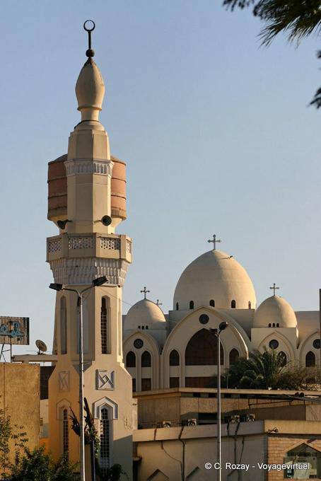 O minarete da mesquita antes das cúpulas da Igreja de St. George, Assuão - Egipto