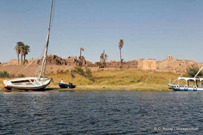 Ruínas antigas do templo de Abu para Khnum, Assuão - Egipto