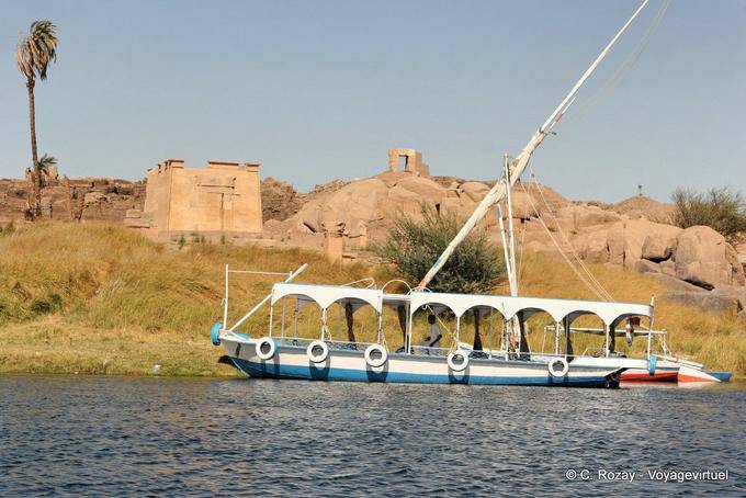 Barco de turismo em frente ao Templo de Khnum, Abu Elefantina, Assuão - Egipto