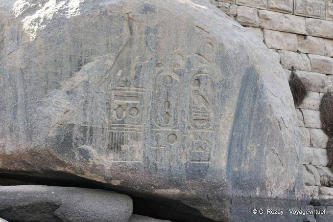 Cartucho de faraó em uma rocha da Ilha Elefantina, Assuão - Egipto