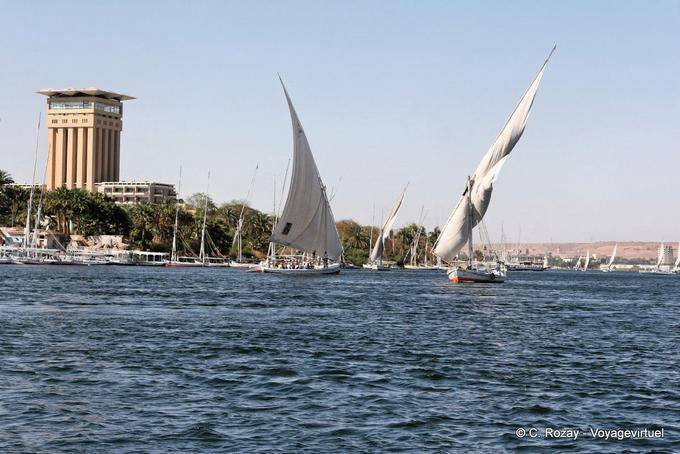 A Ilha Elefantina desfigurado pela torre de restaurante Moevenpick, Assuão - Egipto