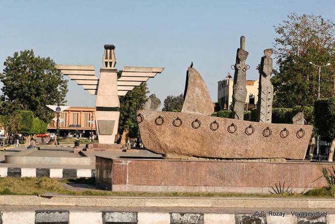 Monumento escultura estranho no centro da cidade, Assuão - Egipto