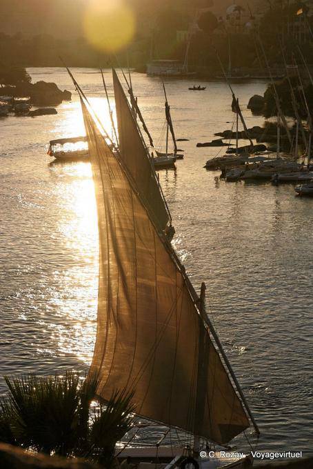Sun na vela do falua, Nile sul do Old Cataract Assuão - Egipto