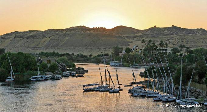 Pôr do sol nos braços e feluccas Nilo atracado, Assuão - Egipto
