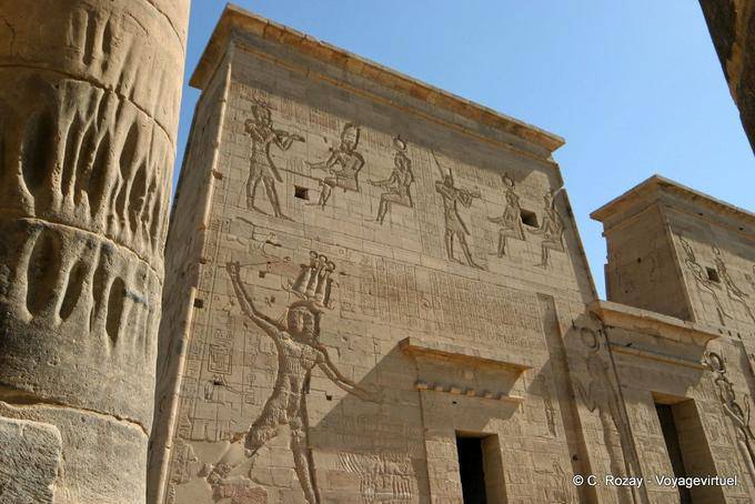 Pilão do templo de Isis (à esquerda), o Templo de Philae - Egipto