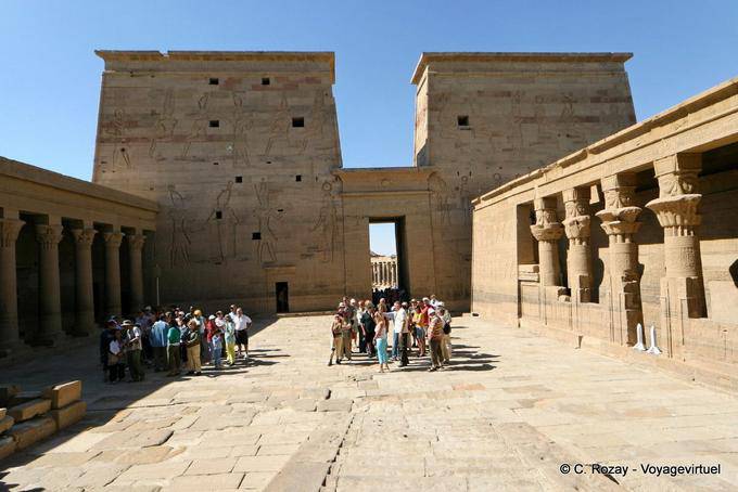 A primeira torre visto do Mammisi Philae - Egipto