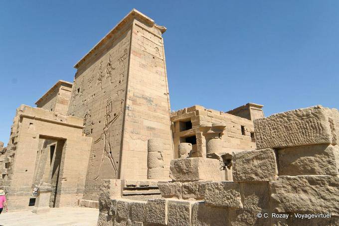 A primeira torre, vista exterior do templo de Isis, Philae - Egipto