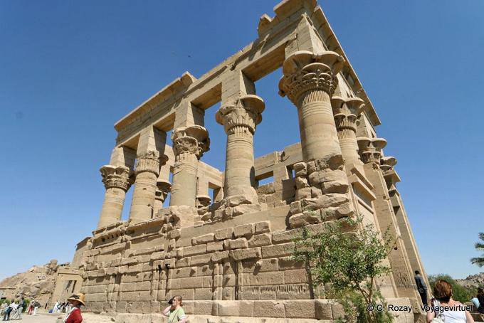 O quiosque de Trajano, o único monumento visível acima da água quando a ilha foi inundada Philae - Egipto