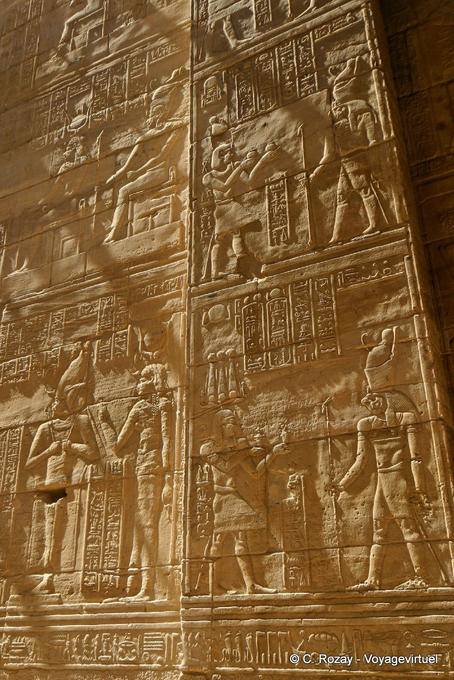 Relevos, oferecendo aos Deuses, Philae - Egipto