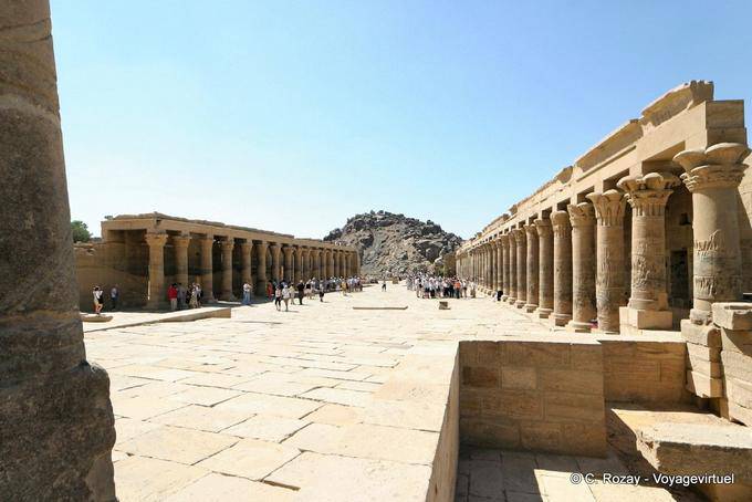 Fileira dupla de colunas visto do ângulo do primeiro pilão, Templo de Philae - Egipto