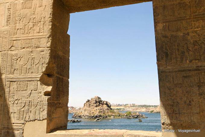 Nilo vista para a ilha a partir de uma janela do templo de Philae - Egipto