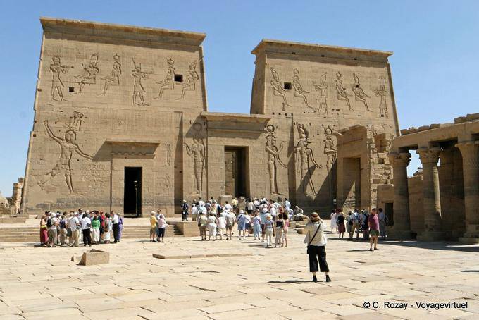 Primeiro pilão, descrição, Temple of Isis, Philae - Egipto