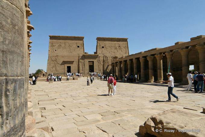 É Colunata e inacabado primeiro pilão, Philae - Egipto
