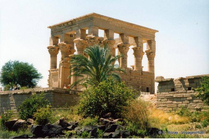 Palmeira antes do estande pródiga Trajano, Philae - Egipto