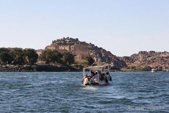 Chegada de turistas para Philae pelo Nilo - Egipto