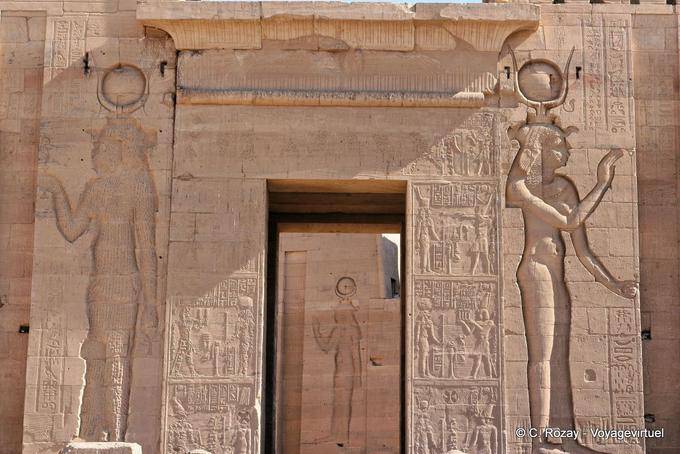 Lado externo do segundo pilão do templo de Isis, Philae - Egipto