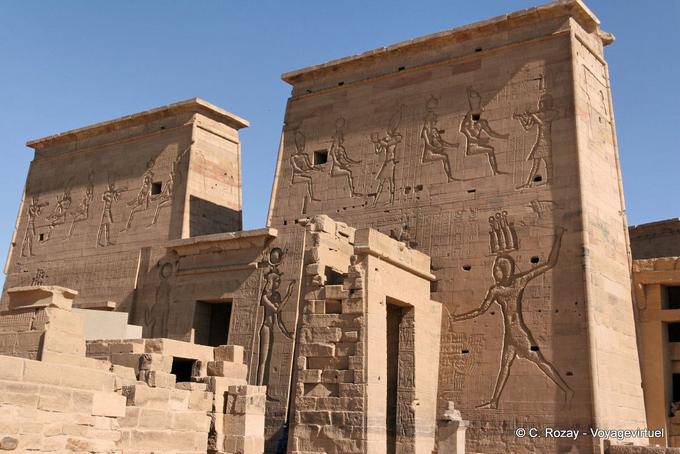 O primeiro pilão do templo de Isis, Philae - Egipto