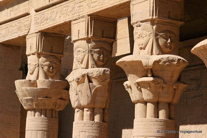 Representações Hathor sobre os pilares da Mammisi, Templo de Philae - Egipto