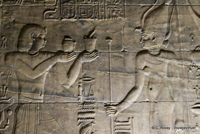 Baixo-relevo da câmara do templo de Isis, Philae - Egipto