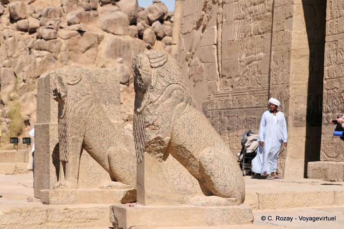Lions guardando o templo de Isis, Templo de Philae - Egipto