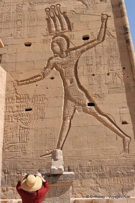 Ptolomeu detalhe direita do primeiro pilão, Philae - Egipto