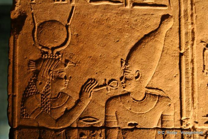Baixo-relevo representando a deusa Isis, Templo de Philae - Egipto