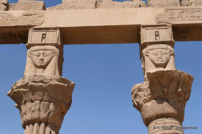 Pilares de sustentação capitais descrevendo a deusa Hathor, Templo de Philae - Egipto