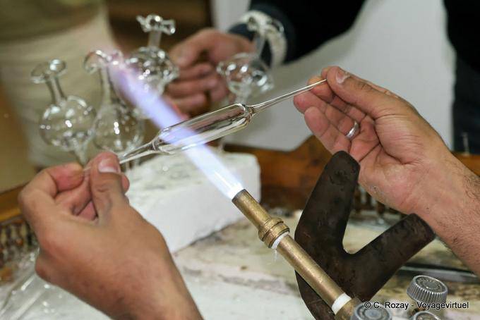 Fase de fabrico de um frasco de perfume, Assuão - Egipto