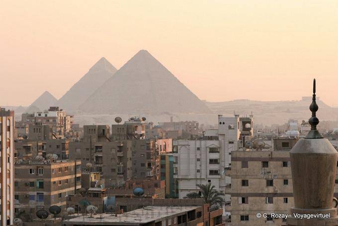 Pôr do sol na Giza necrópole da cidade de Cairo - Egipto