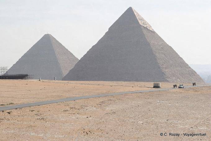 Na névoa da manhã, as pirâmides de Khufu e Khafre - Egipto