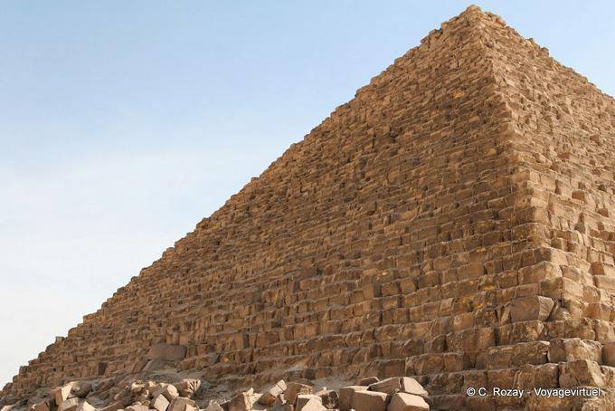 Os graus de pedra calcária local da pirâmide de Miquerinos - Egipto