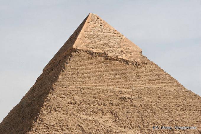 O calcário de frente para o topo da pirâmide de Khafre - Egipto