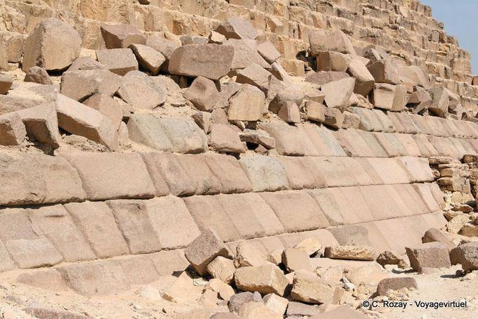 Blocos de granito destacando a partir da base da pirâmide de Miquerinos, Giza - Egipto