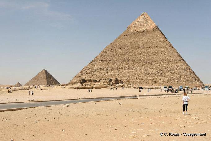 O alinhamento das três pirâmides, o primeiro plano Khafre e Menkaure Pyramid eo Queens, Giza - Egipto