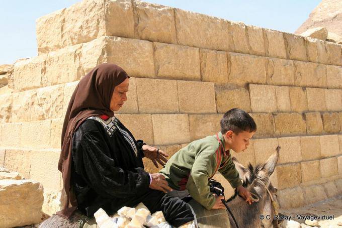 Mulher e criança descendente de um burro, Giza - Egipto