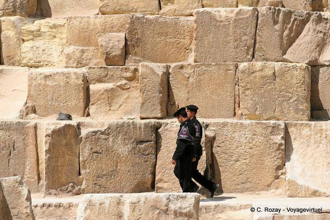 A polícia e tamanho da pirâmide de Khufu - Egipto