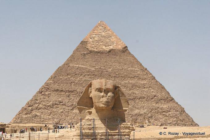 O Sphynx no centro da pirâmide de Khafre - Egipto