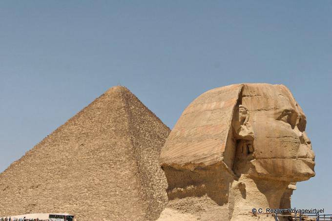 O Sphynx na frente da Pirâmide de Quéops - Egipto